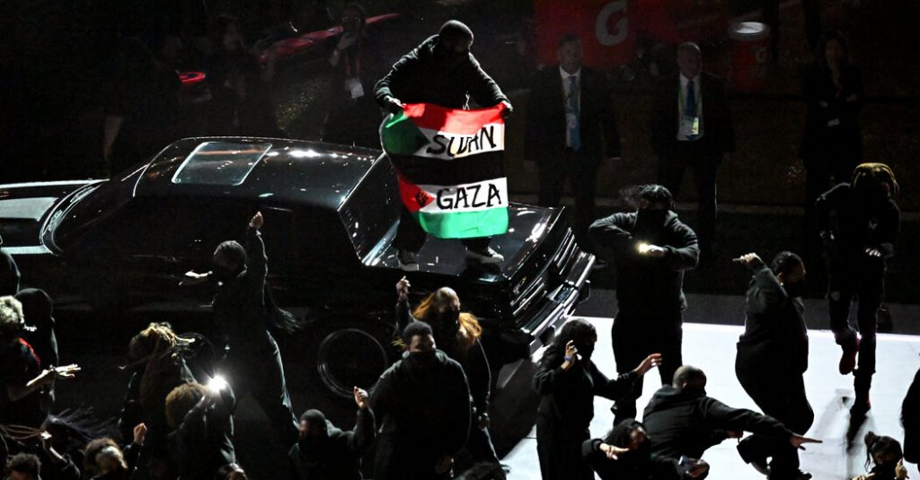 Una bandera palestina y sudanesa sorprende en el medio tiempo del Super Bowl