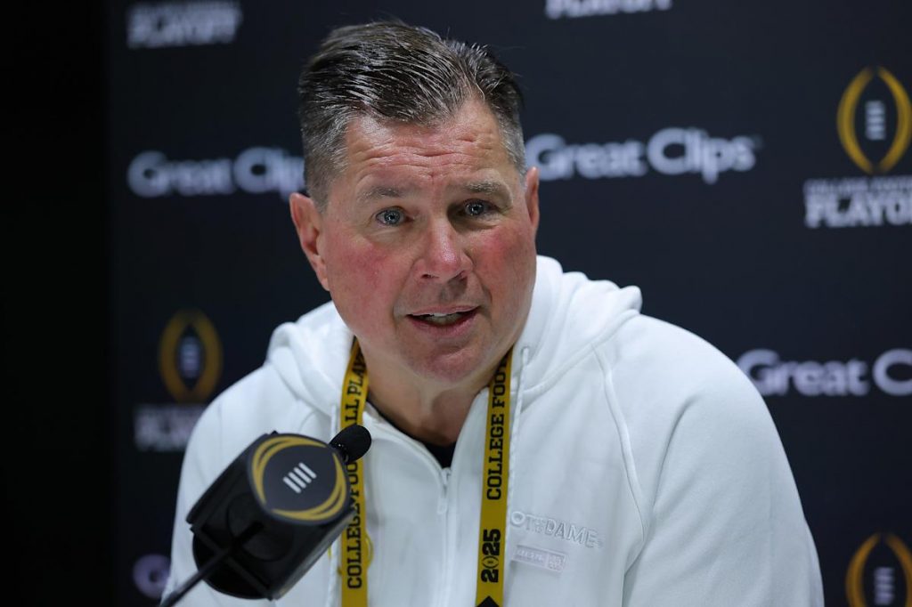 Al Golden wins Broyles Award, praises the Notre Dame football culture he left behind