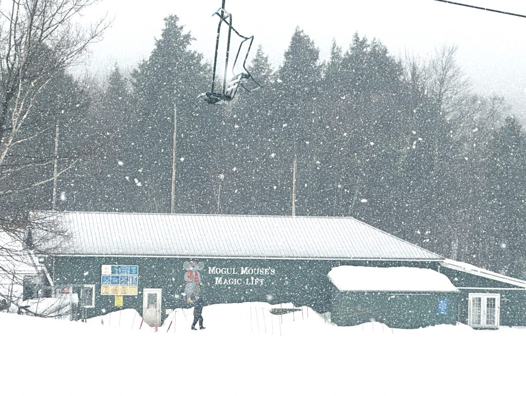 It is snowing again It is snowing again