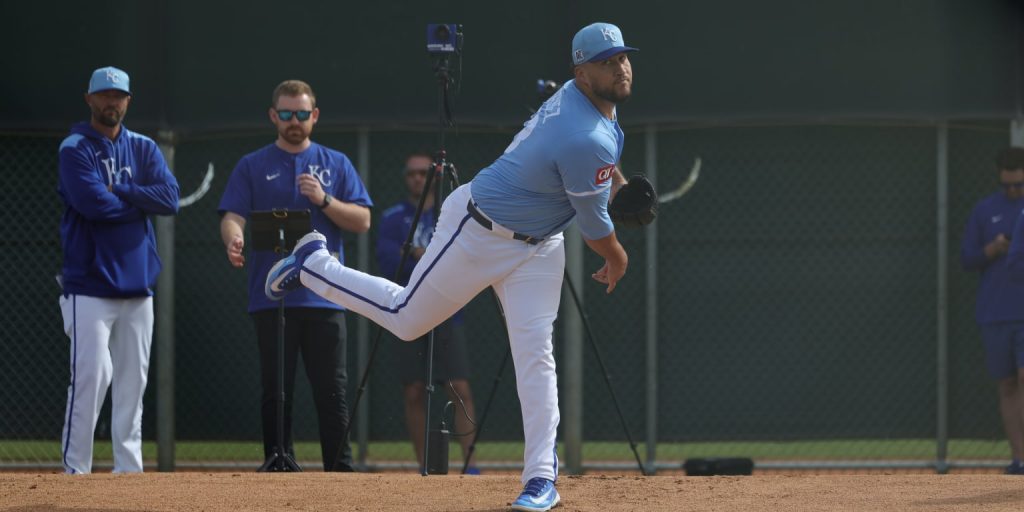 Estévez dealing with back tightness; Witt launches 1st spring homer