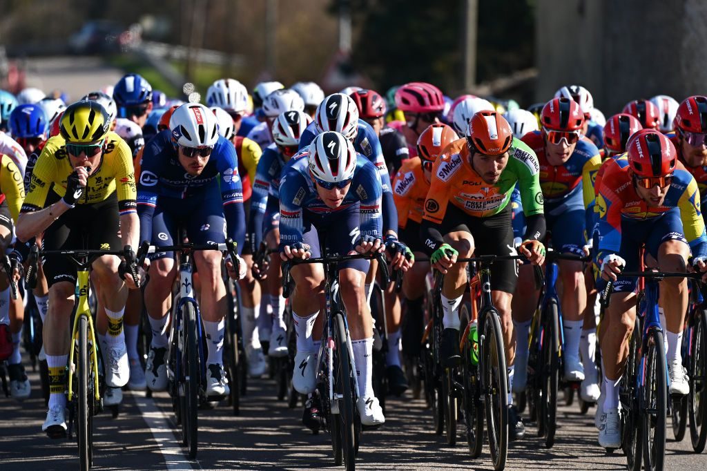 Pro rider safety group endorses test of gear ratio limits to reduce crashes in racing Pro rider safety group endorses test of gear ratio limits to reduce crashes in racing