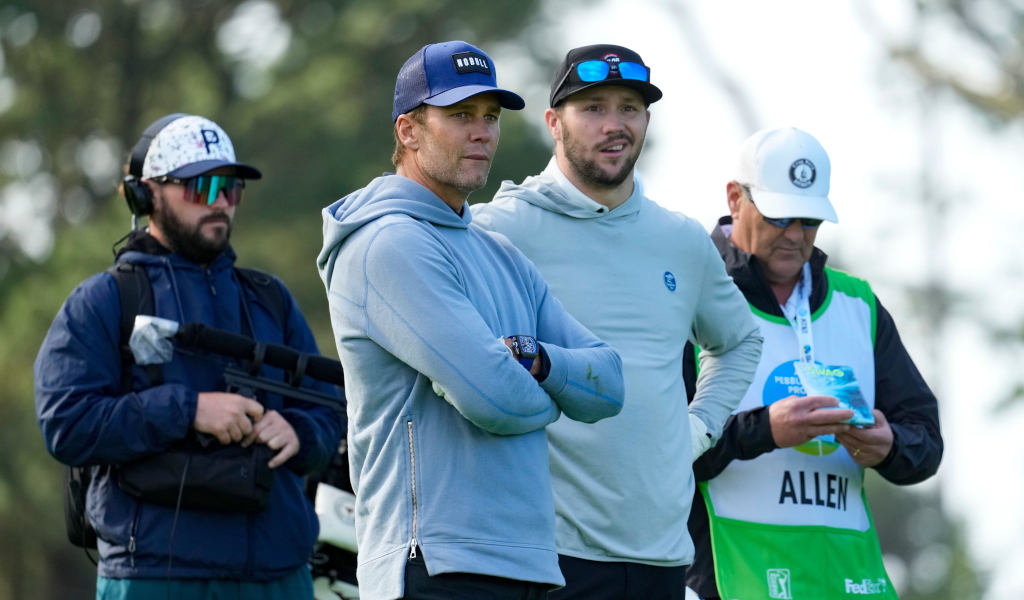What golf clubs does NFL legend Tom Brady carry in his bag?