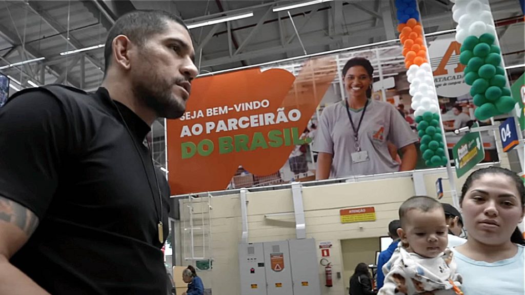 Former UFC champion Alex Pereira buys groceries for those in need