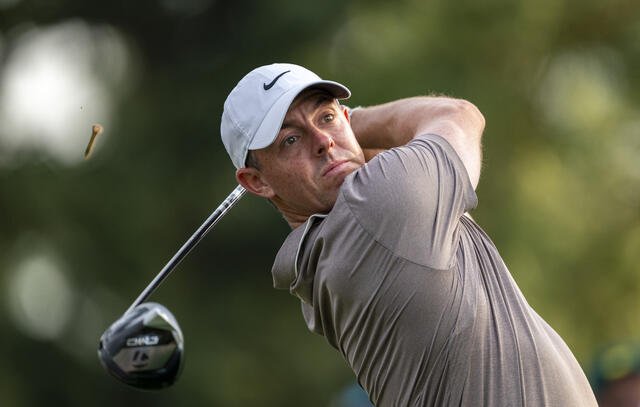 McIlroy left reeling after two late double bogeys at Augusta McIlroy left reeling after two late double bogeys at Augusta
