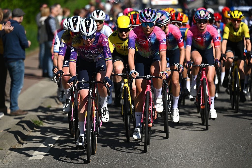 ‘Anna is not fit’ – Van der Breggen pulls out of Amstel Gold Race due to illness, question marks over Flèche Wallonne