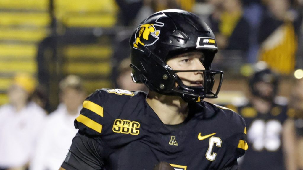 Tennessee finds Nico Iamaleava's replacement in former UCLA QB Joey Aguilar