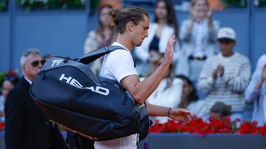 Swiatek into Madrid quarters; No. 1 Zverev loses